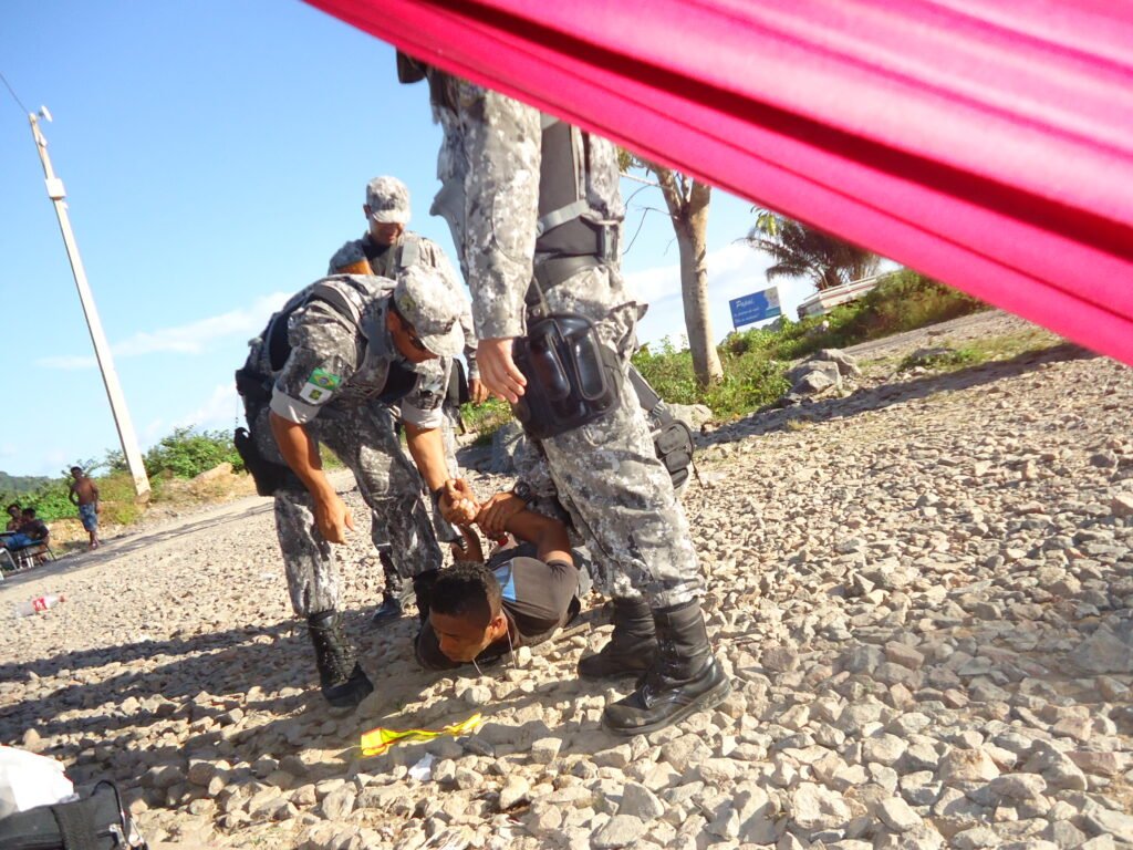 Policiais prendem trabalhador no canteiro ocupado pelos indígenas Foto:  Waro Munduruku