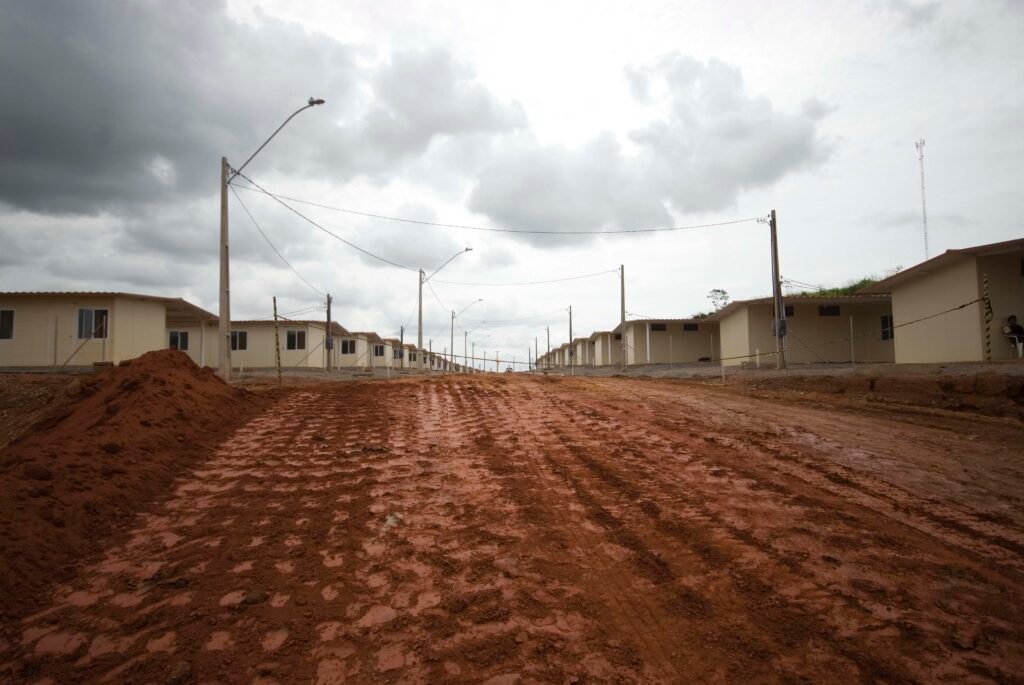 Casas de reassentamento construidas sobre aterro  (Anderson Barbosa/Fractures Photo Collective)